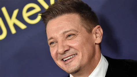 Jeremy Renner shows off strides in recovery on treadmill